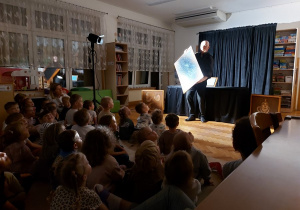 Aktor pokazuje przedszkolakom efekty odbicia lustrzanego