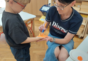 Malowanie dłoni farbą.
