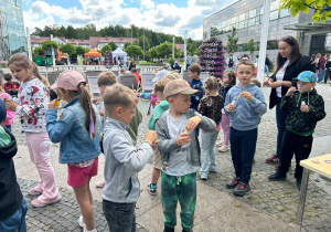 Dzieci puszczają bańki.