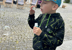 Chłopiec robi bańki.