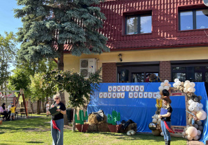 Pani dyrektor wita gości na pikniku rodzinnym.