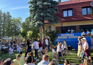 Sześciolatki tańczą z rodzicami.