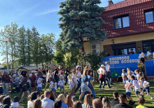 Taniec rodziców z dziećmi.