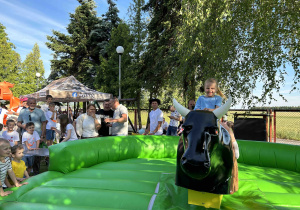 Dziecko jedzie na byku.