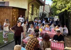 Wspólne piknikowanie.