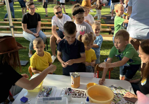 Panie robią dzieciom tatuaże.