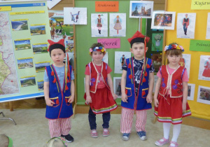 Przedszkolaki prezentują strój krakowski...
