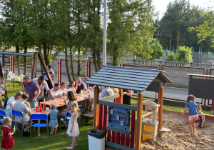 Wspólne świętowanie w ogrodzie przedszkolnym.