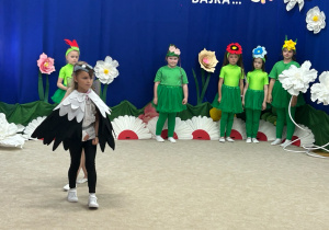 Jaskółeczka odprowadza Calineczkę do swojej krainy.