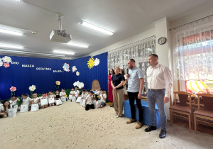 Pan wójt przemawia do dzieci.