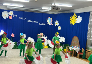 Dziewczynki tańczą taniec kwiatów.