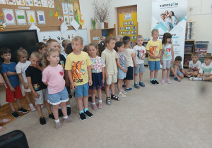 Pięciolatki żegnają grupę sześciolatków.