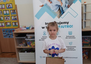 Dziewczynka trzyma w ręku nagrodę.