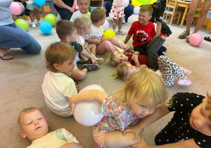 Dzieci bawią się balonami.
