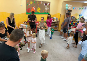 Dzieci i rodzice tańczą do wspólnej zabawy.