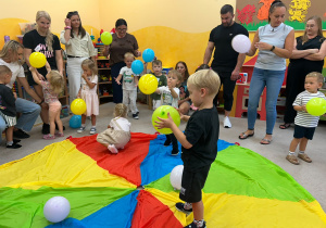 Dzieci bawią się z balonami.