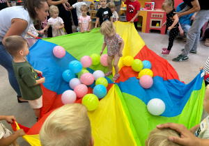 Dzieci bawią się z balonami.