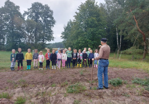 Dzieci słuchają instrukcji gospodarza.