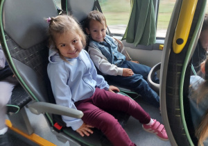 Dzieci w autobusie.