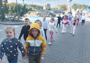 Przedszkolaki idą do galerii handlowej.