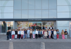 Promyczki i Kropelki przed galerią.