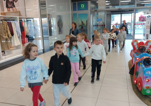 6 latki maszerują do kina.
