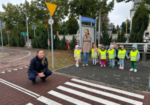 Dzieci słuchają pani policjantki.