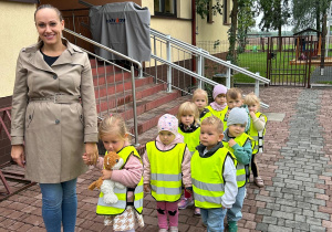 Dzieci z panią idą na spotkanie z policjantką.