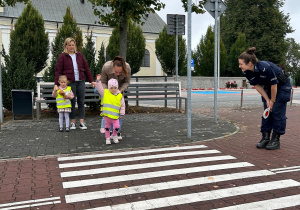 Dzieci uczą się przechodzić przez pasy.