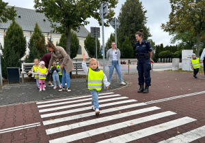 Dzieci uczą się przechodzić przez pasy.