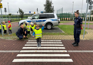 Dzieci uczą się przechodzić przez pasy.