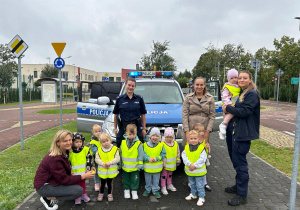 Pamiątkowe zdjęcie grupy 3 latków z policjantkami.