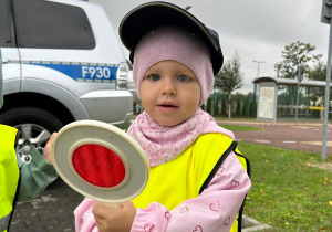 Dziewczynka trzyma lizak.