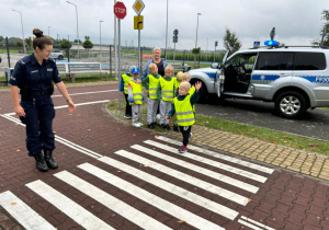 Dzieci przechodzą przez pasy.