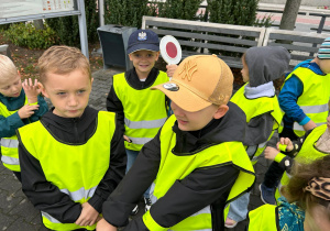 Dzieci słuchają policjantki.