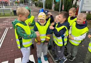Dzieci słuchają policjantki.