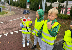 Chłopiec trzyma policyjny lizak.