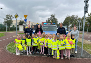 Wspólne zdjęcie 5 latków z policjantkami.