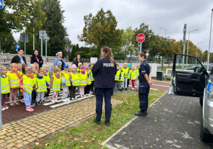 Dzieci słuchają policjantek.