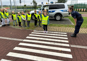 Dzieci przechodzą przez pasy.