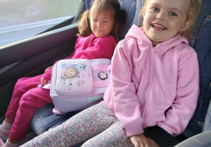 Dziewczynki siedzą w autobusie.