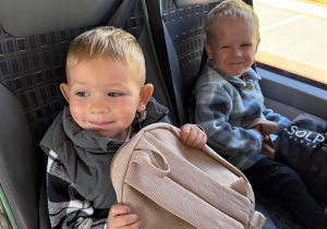Chłopcy siedzą w autobusie.