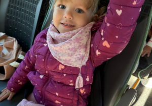 Zadowolona dziewczynka w autobusie.