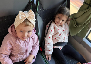 Dziewczynki siedzą w autobusie.