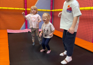 Dzieci na trampolinie.