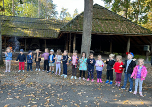 Dzieci śpiewają piosenkę.