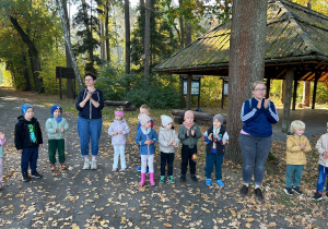 Dzieci klaszczą w dłonie.