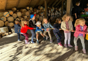 5 i 6 latki przeciągają linę.
