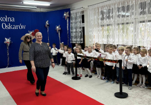 Prezentacja na czerwonym dywanie.