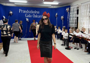 Prezentacja na czerwonym dywanie.